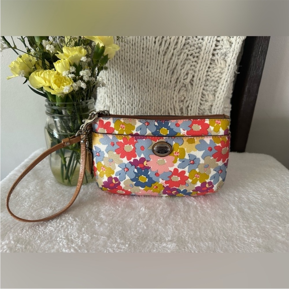 Coach Wristlet EUC